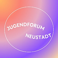 Logo des Jugendforums Neustadt. Weißer Text vor buntem Hintergrund. 